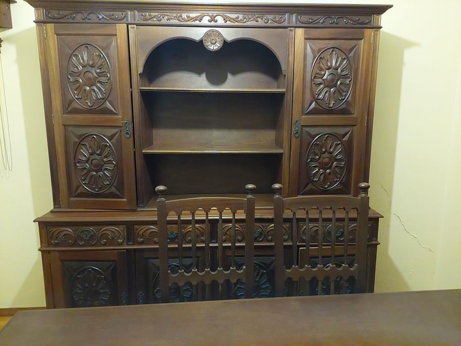 Móvel,mesa e cadeiras de sala de jantar