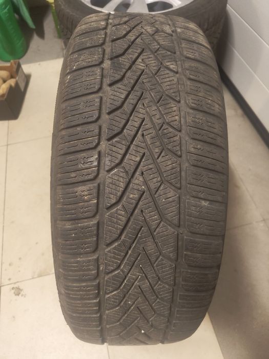 Koła z oponami zimowymi.