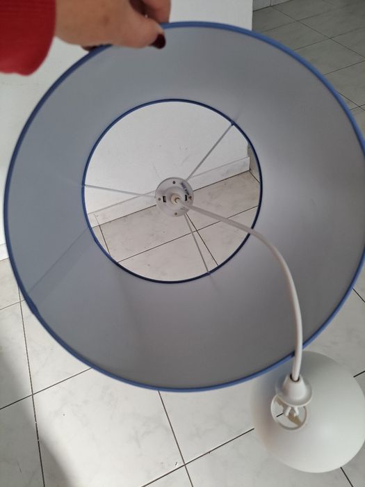 Abajur azul com o cabo para  instalação