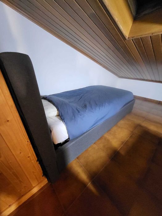 Cama de solteiro com colchão e arrumação