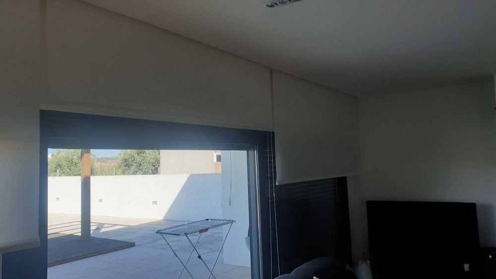 Estores brancos grandes