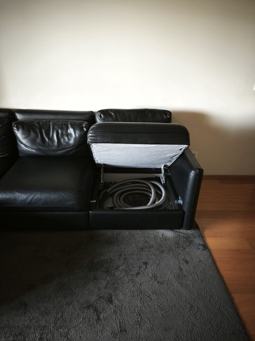 Sofá de 3 lugares preto, com puff com arrumação