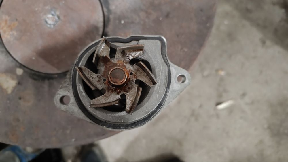 Помпа водяна (насос охолодження) 036121008 VAG