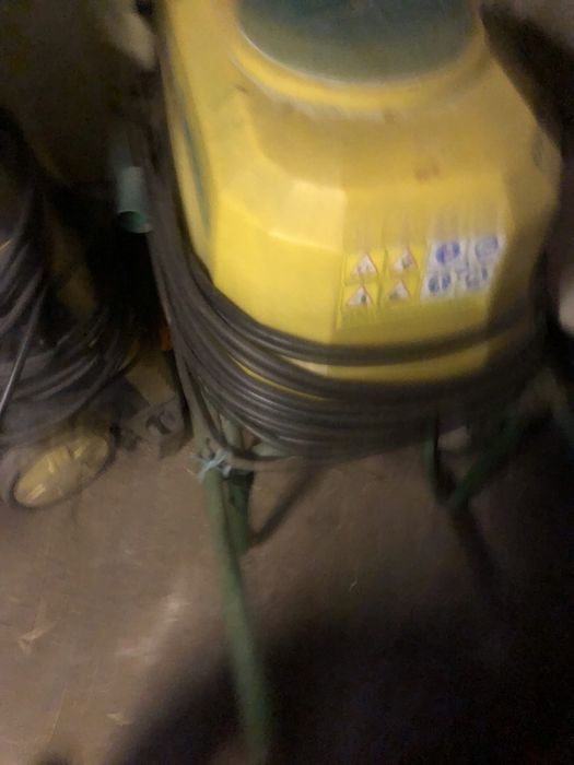 Vendo conjunto de material para producao de vinho .