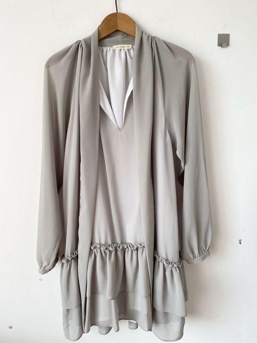 Le collet szara elegancka sukienka falbany rękawy