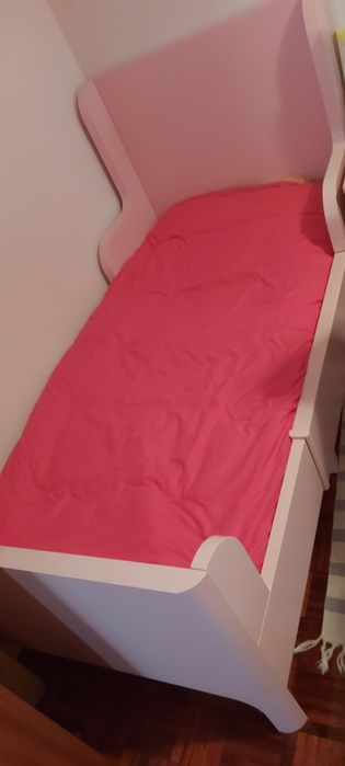 Cama em ótimo estado rosa Ikea