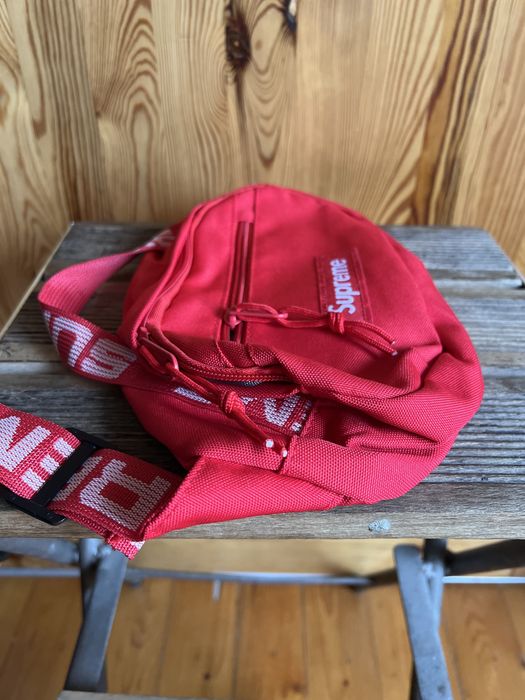 Sprzedam saszetkę, nerkę firmy SUPREMĘ  kolor czerwony.