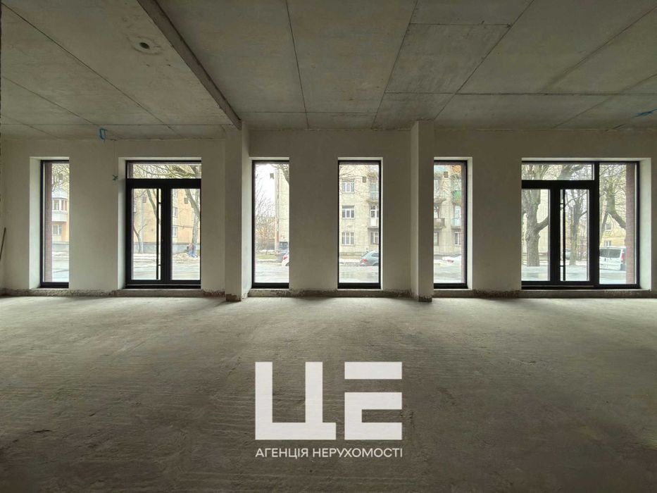 Продаж комерційного приміщення. 204кв.м. Фасад. вул. Окружна 43.