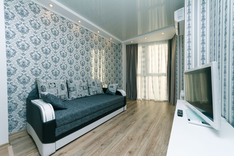 Затишна двокімнатна. При відключенні світла - ліфти працюють, вода є.