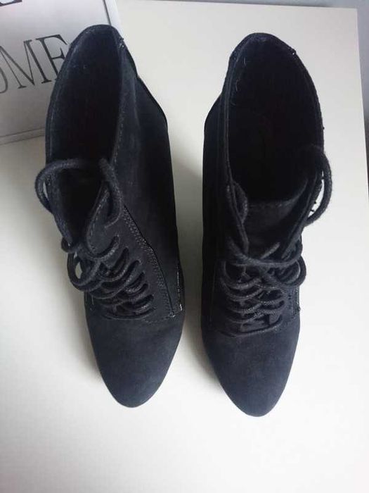 Buty botki wiązane sznurowane na koturnie czarne Bershka