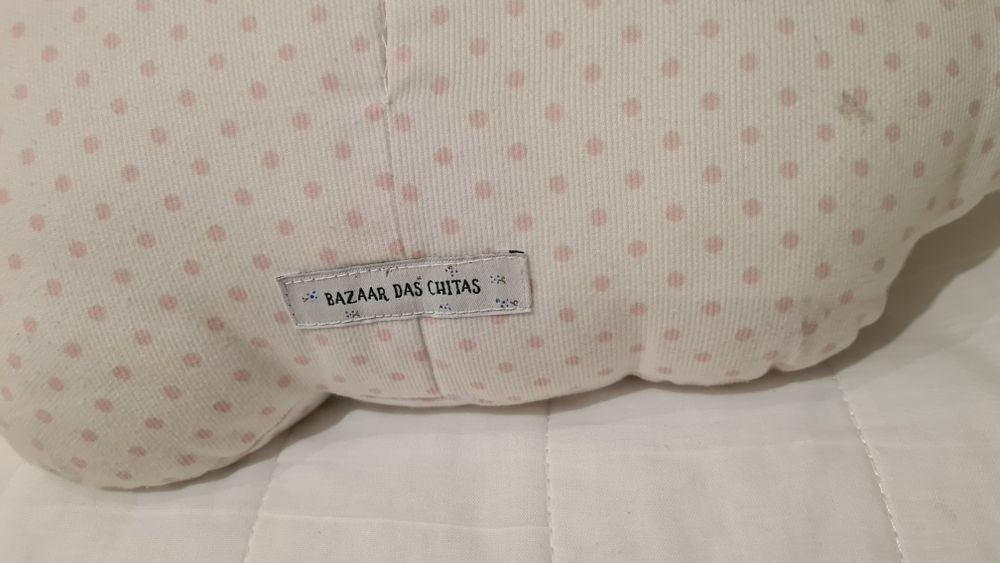 Almofada decorativa para quarto de bebé menina