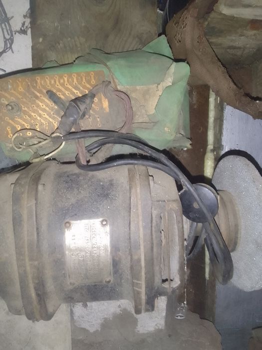 Електромотори 12в,220в різні