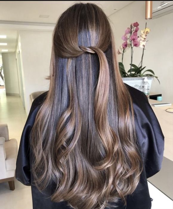 Модель фарбування волосся стрижка