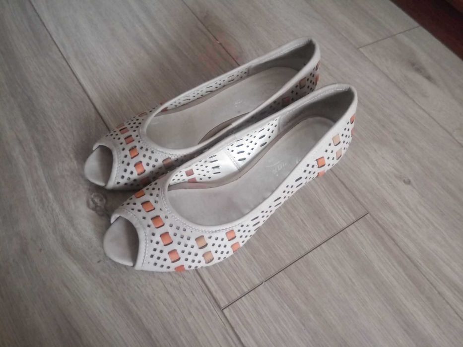 Buty damskie z skóry naturalnej na obcasie r.38
