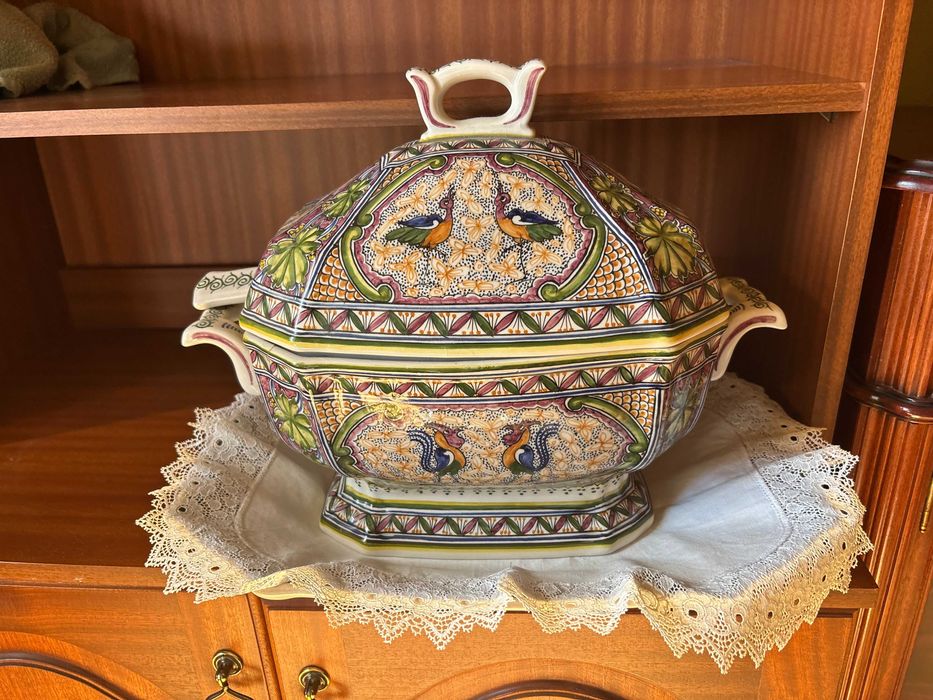 Terrina em faiança pintada à mão