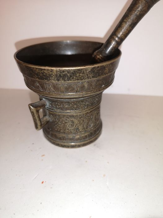 Zdobiony moździerz z brązu