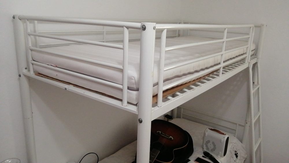 BELICHE com 2 camas para colchão 90x200cm. Óptimo estado. Vendo também os 2 colchões, por +90€