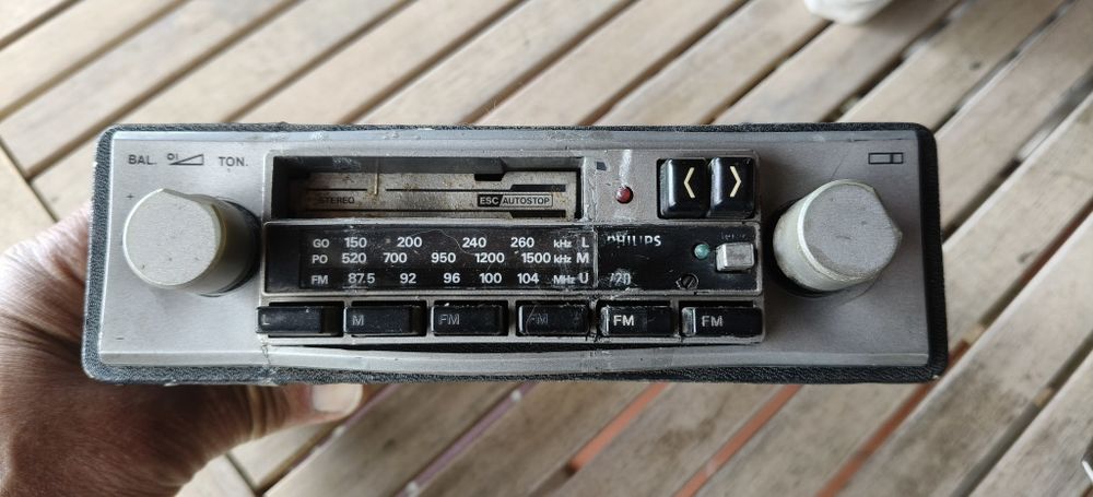 Rádio antigo tirado de Carocha