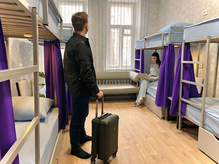 Хостел сучасний у Києві вул. Дмитрівська. Легка доступність! Світло є!