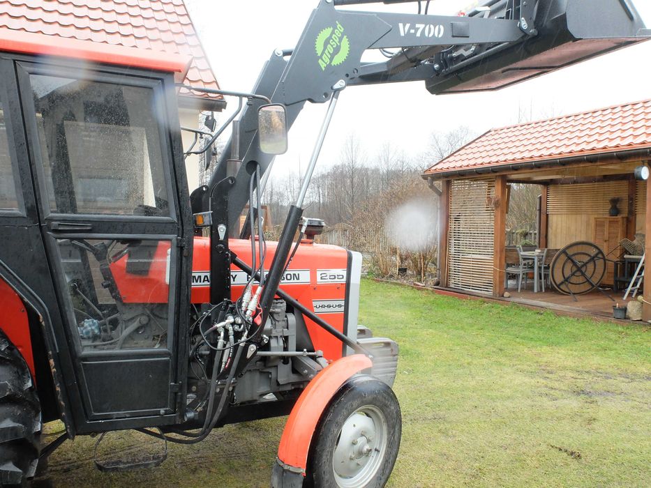 Ładowacz czołowy firmy Agrosped model V-700 Euroramka Montaż Transport