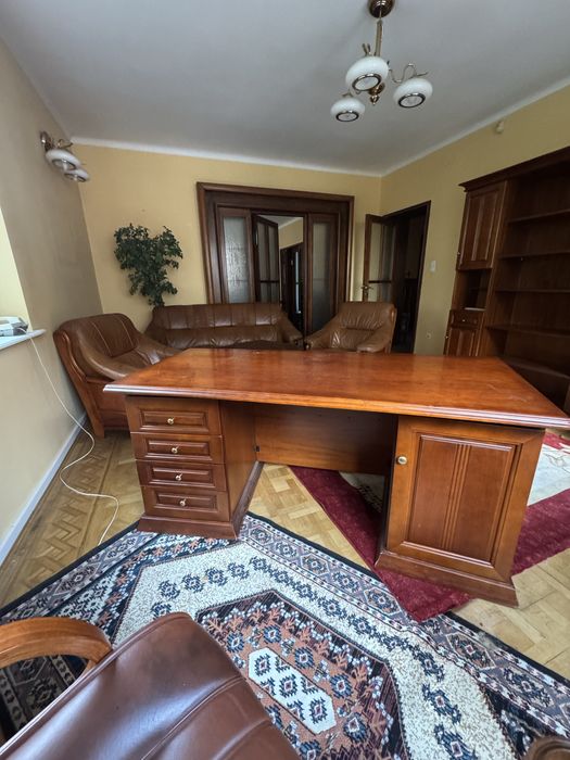 Klasyczne, drewniane biurko gabinetowe – solidne, eleganckie