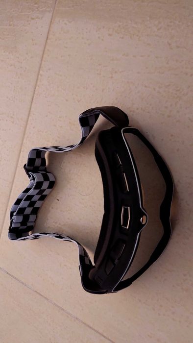 Vendo óculos motard várias cores disponíveis.