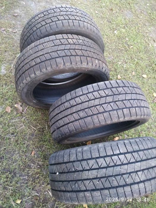Продам зимню резину 225,45,17