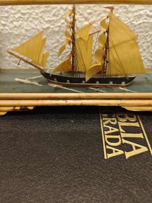 Miniatura de barco artesanal