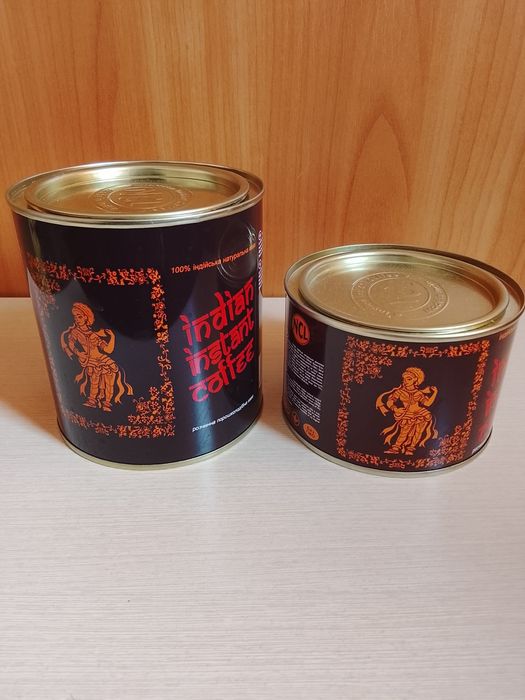 Пустые банки из-под индийского кофе.