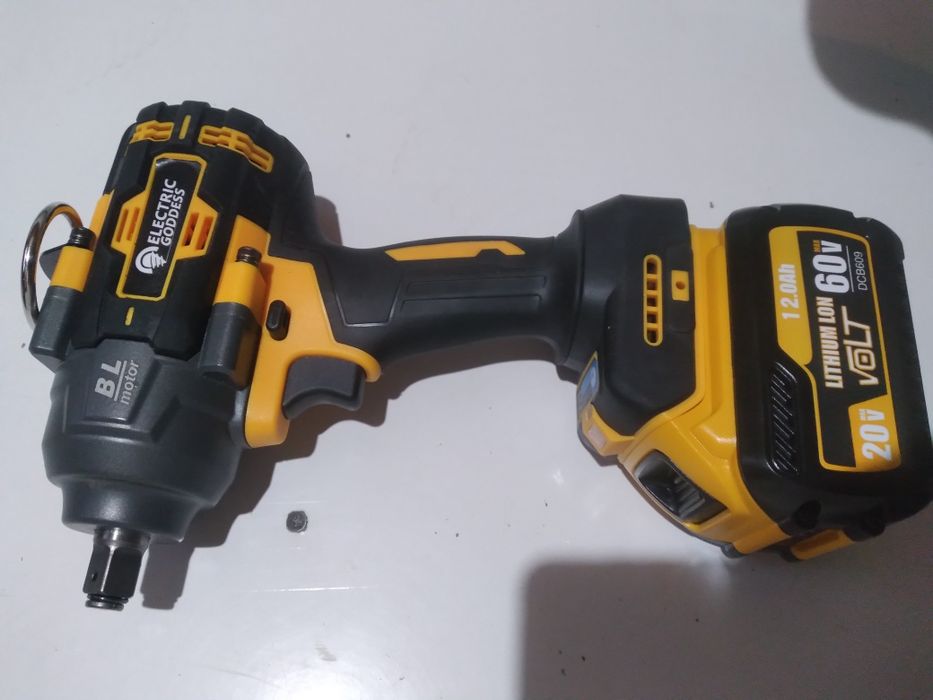 Гайковерт посадка акб Dewalt