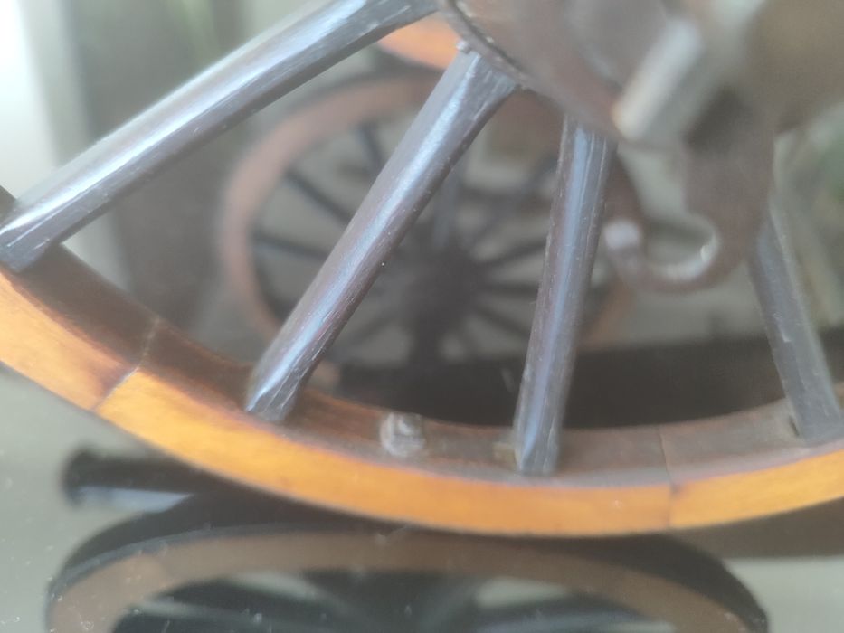 Modelo de canhão em bronze.
