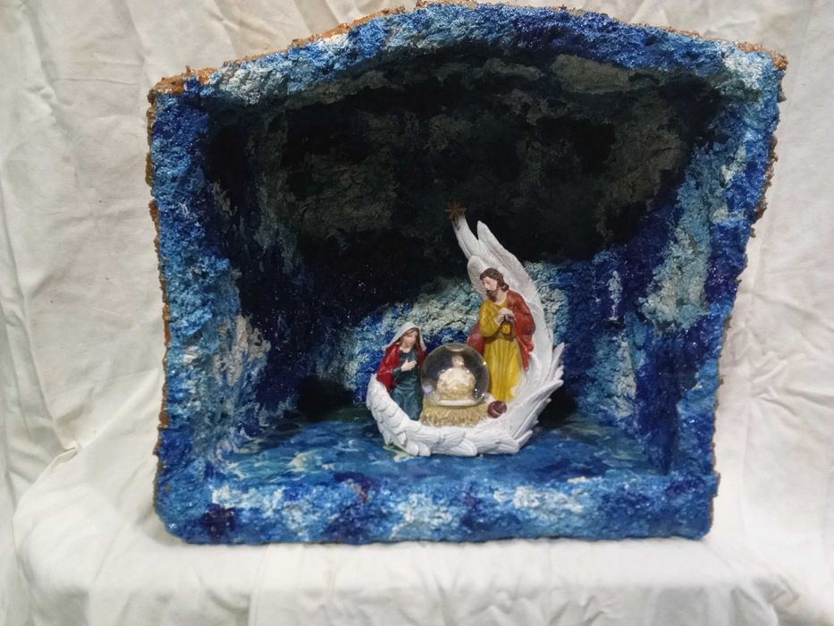 Presépio, caixa feita de madeira serradura e cola