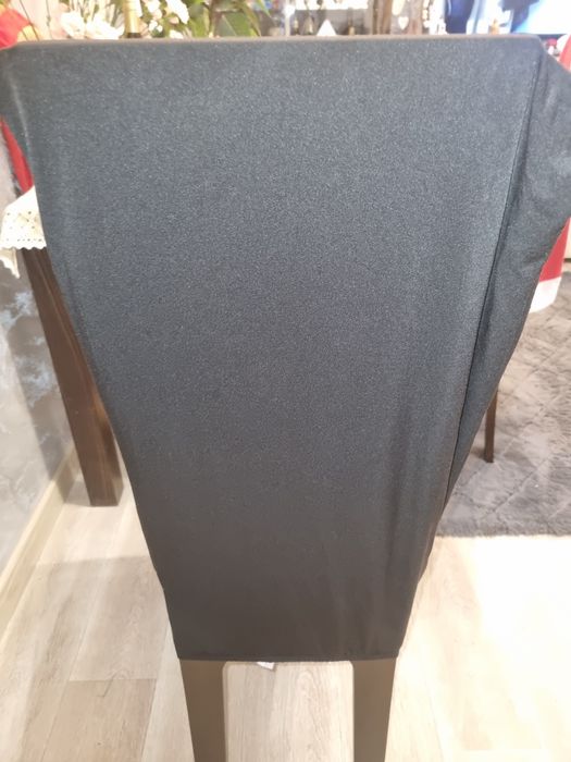 Czarne elastyczne pokrowce na krzesła.  Założone jeden raz i wyprane .