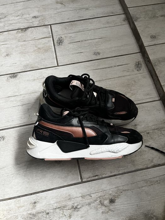 Кросівки жіночі в ідеальному стані