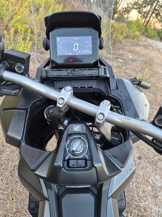 Honda ADV 350 Pequena queda