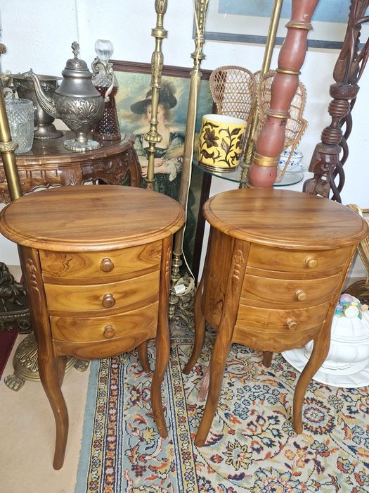 Pares de mesas de apoio ou cabeceira