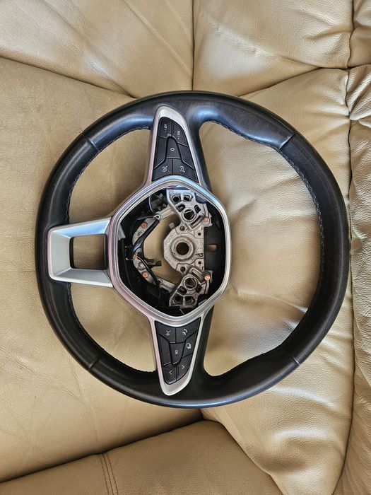 Renault clio 5 volante em pele