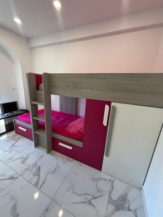 Quarto com Varanda — Reboleira, 5 min a pé da Estação