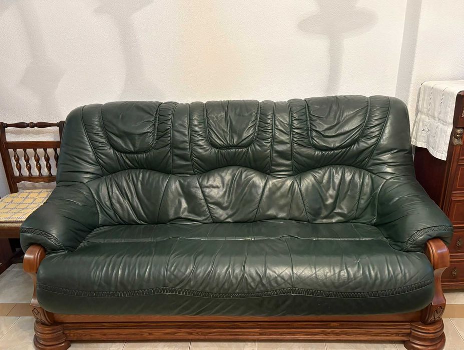 Sofa 3 lugares em couro verde escuro