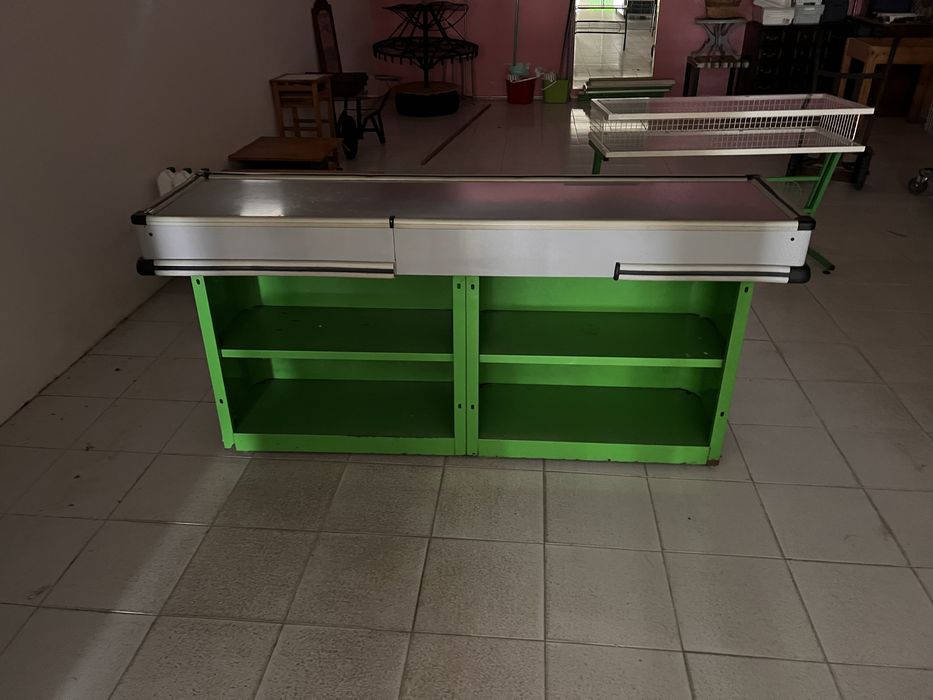 Estantes e balcao de loja