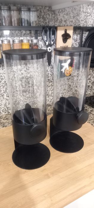 Dispensador de cereais em metal preto