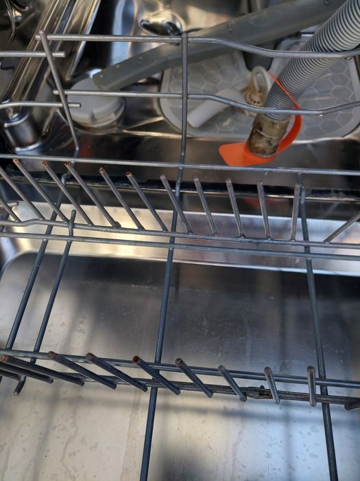 Máquina de loiça AEG a funcionar mas com avaria