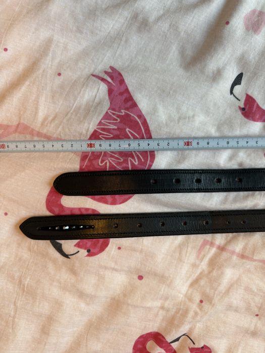 dwa skorzane paski horze