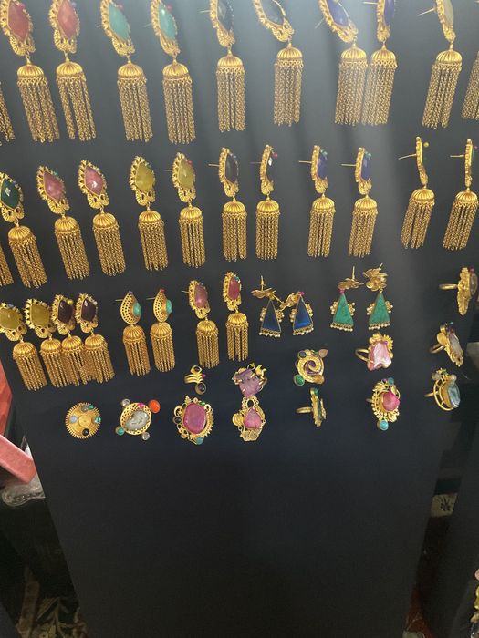 Brincos anéis colares fios vintage