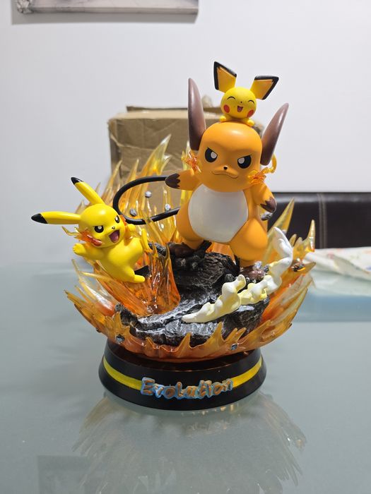 Estátua evolution Pokemon Pikachu  Raichu