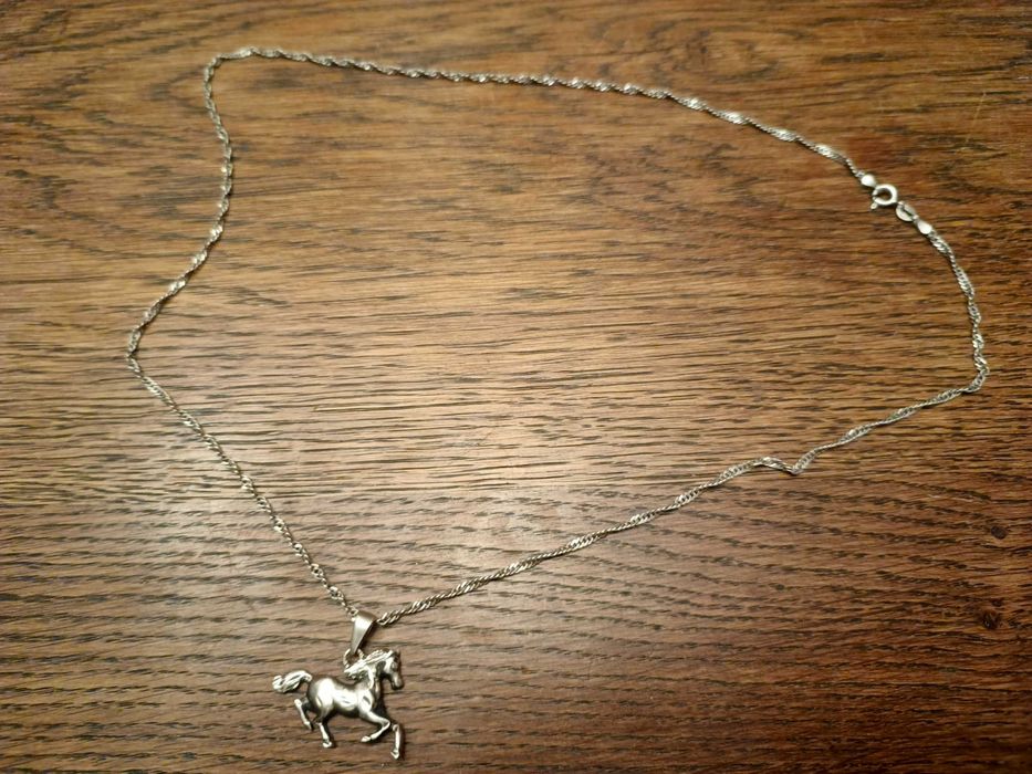 Sprzedam srebrny wisiorek w kształcie mustanga na łańcuszku pr.925