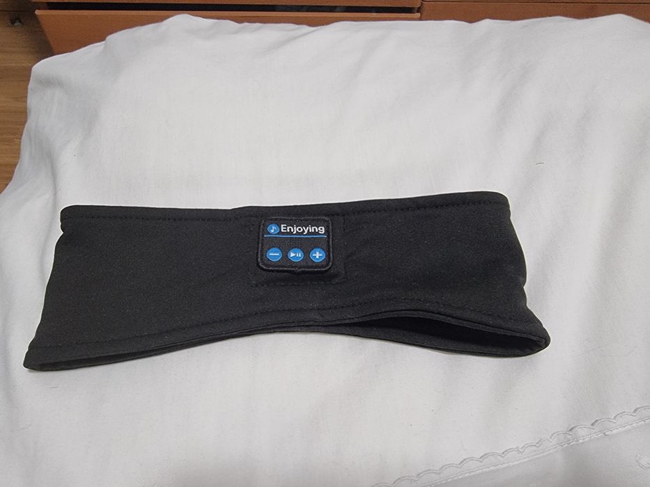 Máscara para dormir com auscultadores. Permite dormir de lado.