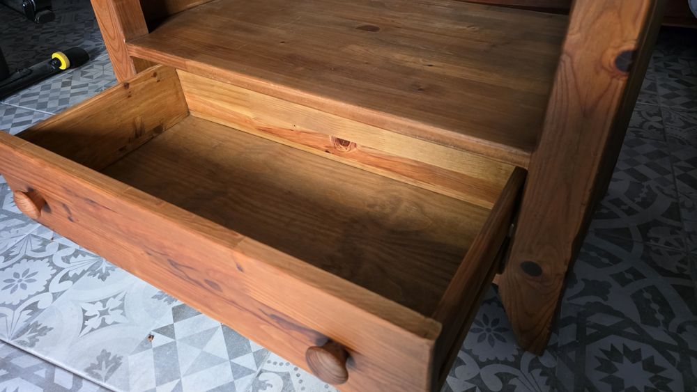 Conjunto de móveis em madeira maciça e em excelente estado.
