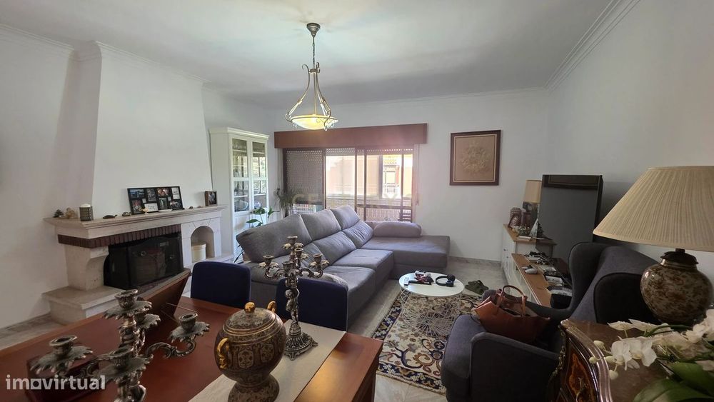 T3 com Varanda, Lareira e Garagem | Centro de Carnaxide