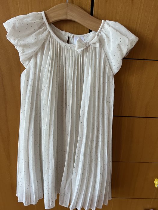 Diversos vestidos criança